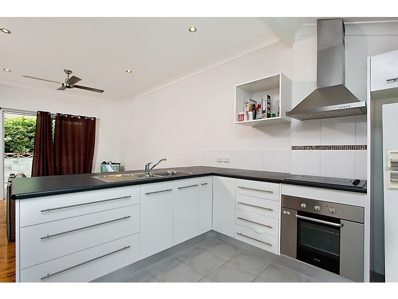 2/76 Dutton Street, Coolangatta QLD 4225