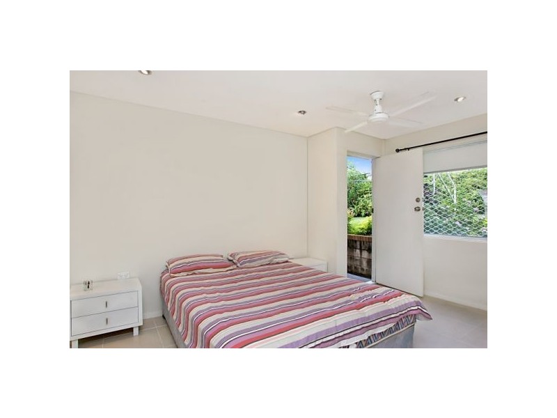 2/23 Tweed Street, Coolangatta QLD 4225