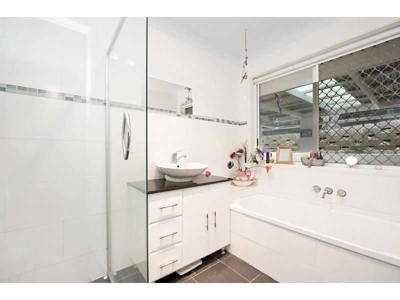 2 Mariners Crescent, Banora Point NSW 2486