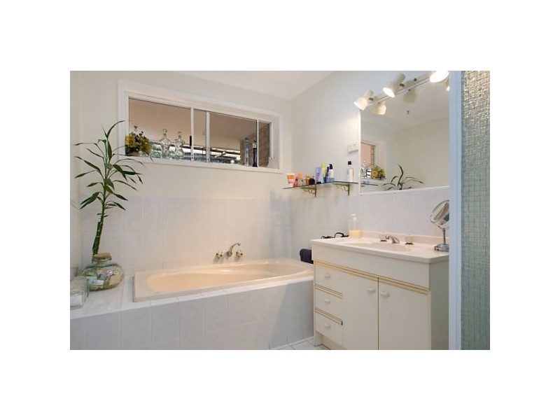 33 St Andrews Way, Banora Point NSW 2486