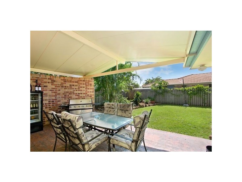 8 Avondale Dr, Banora Point NSW 2486