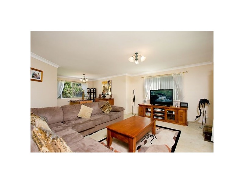 8 Avondale Dr, Banora Point NSW 2486