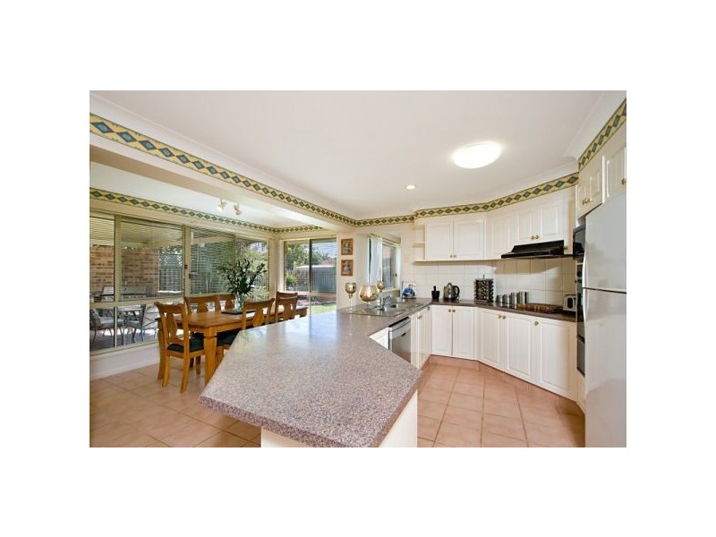 8 Avondale Dr, Banora Point NSW 2486