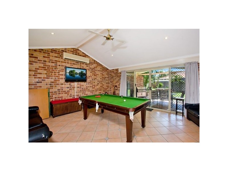 8 Avondale Dr, Banora Point NSW 2486