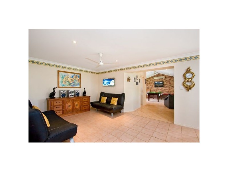 8 Avondale Dr, Banora Point NSW 2486