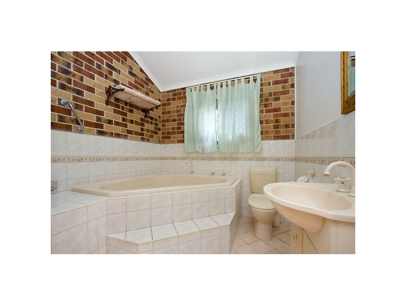 8 Avondale Dr, Banora Point NSW 2486