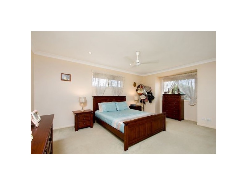 8 Avondale Dr, Banora Point NSW 2486