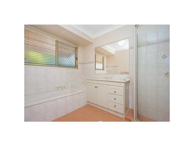 8 Avondale Dr, Banora Point NSW 2486