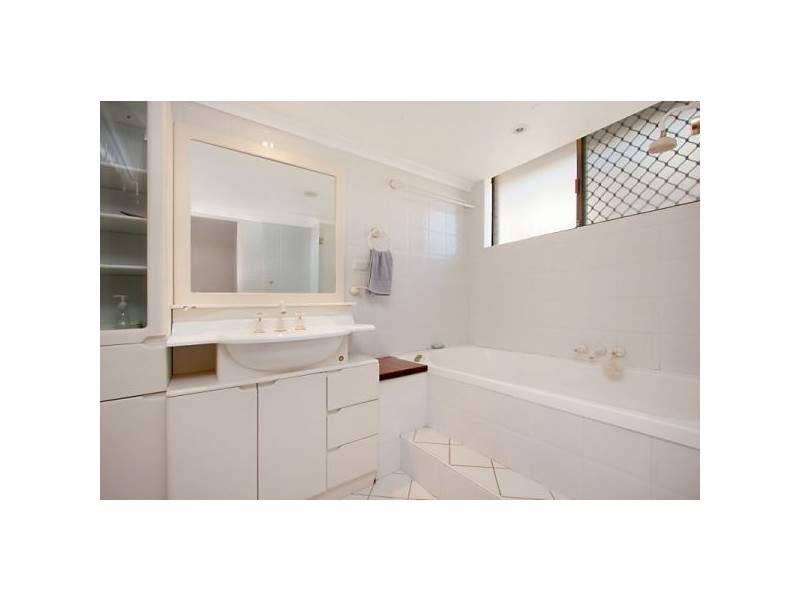 1/24 Hill Street, Rainbow Bay QLD 4225