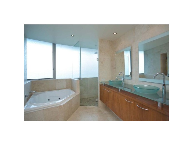 2 13 Eden St, Rainbow Bay QLD 4225