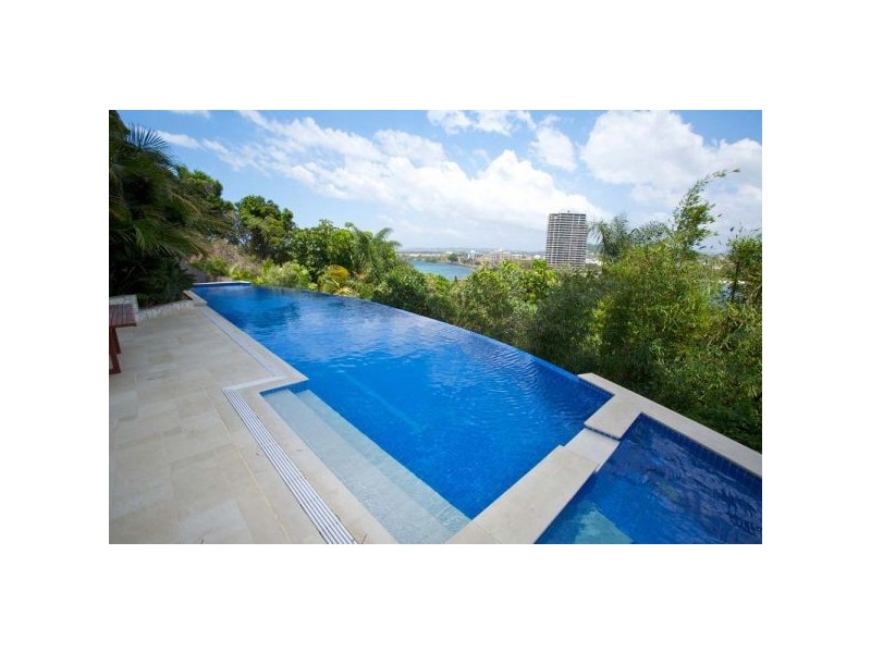 2 13 Eden St, Rainbow Bay QLD 4225