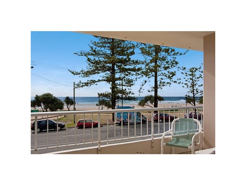 4 Rainbow Place 180 Marine Parade, Rainbow Bay QLD 4225