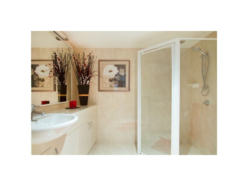 2C/3-9 Eden Street, Rainbow Bay QLD 4225