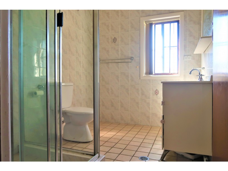 2 Binalong road, Pendle Hill NSW 2145