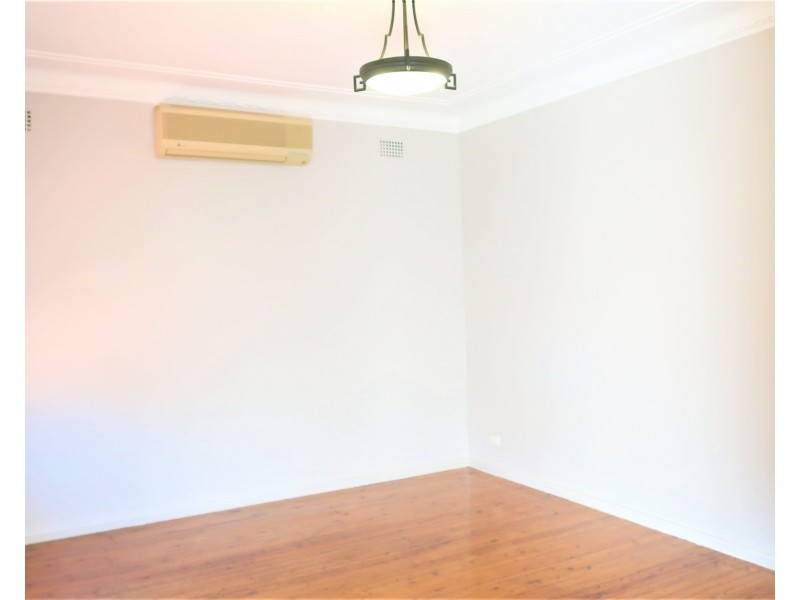 6 Robertson Cres, Mount Lewis NSW 2190