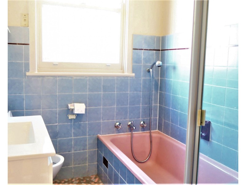 6 Robertson Cres, Mount Lewis NSW 2190