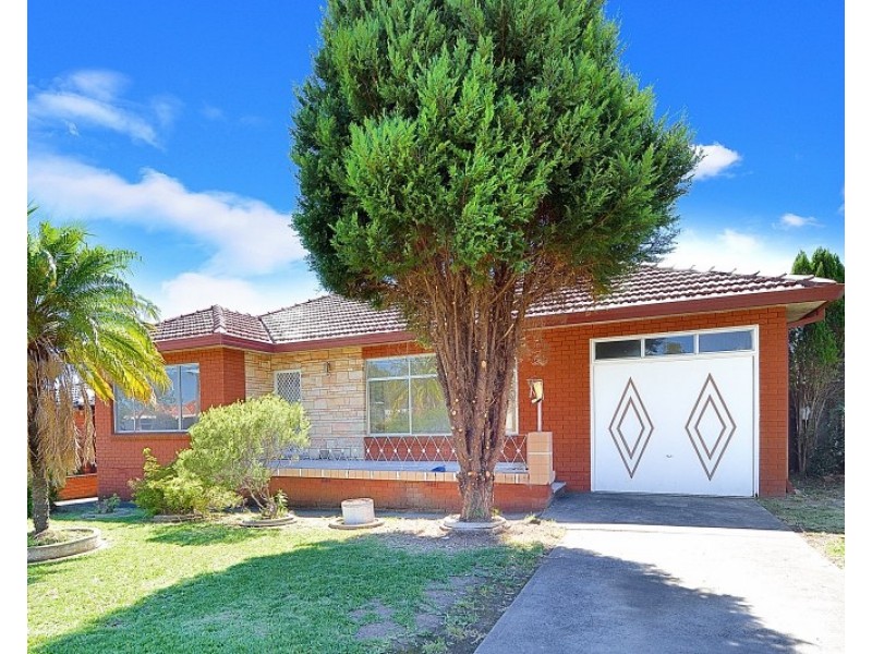 17 Gilliver crescent, Greenacre NSW 2190