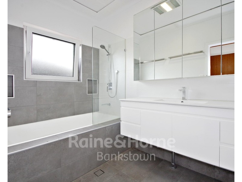 17 Gilliver crescent, Greenacre NSW 2190