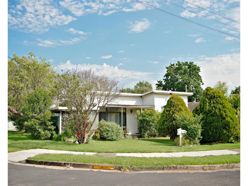 15 Lewis st, Bradbury NSW 2560