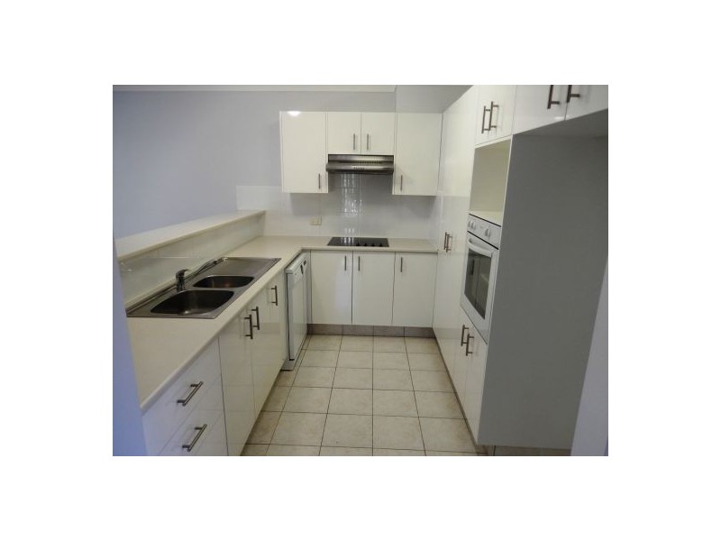 6/2 Brown Street, Labrador QLD 4215