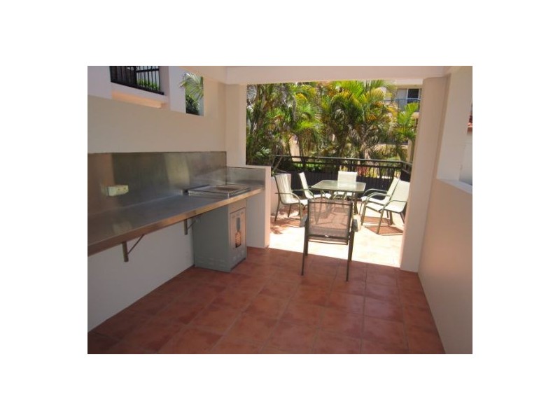 2/5 Railway Street, Southport QLD 4215