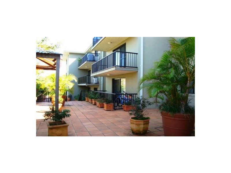 3/2 Johnston Street, Southport QLD 4215