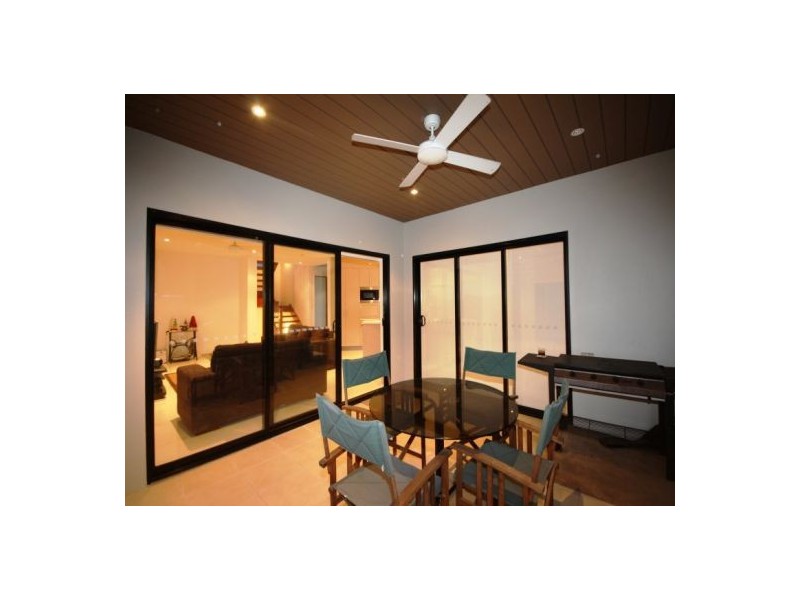 1/134 Ridgeway Avenue, Southport QLD 4215