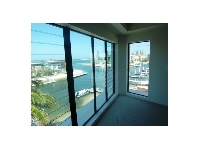 3/5 Canal Avenue, Runaway Bay QLD 4216