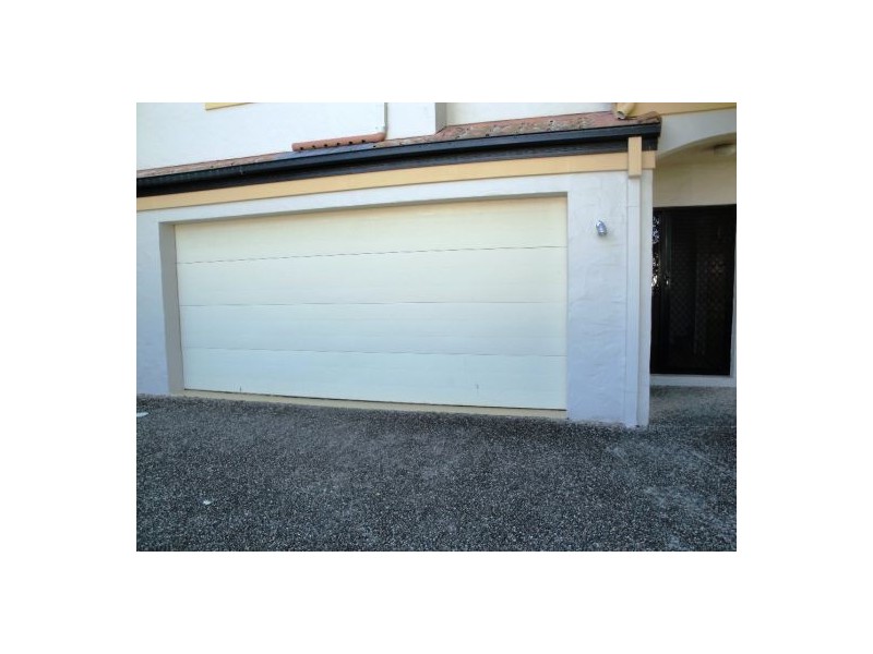 2/127 Eugaree Street, Southport QLD 4215