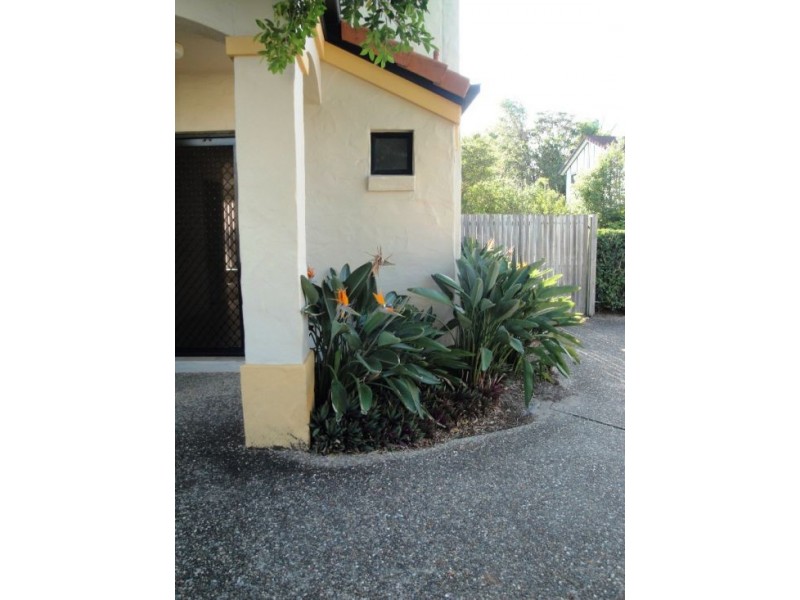 2/127 Eugaree Street, Southport QLD 4215