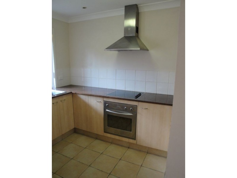 2/127 Eugaree Street, Southport QLD 4215