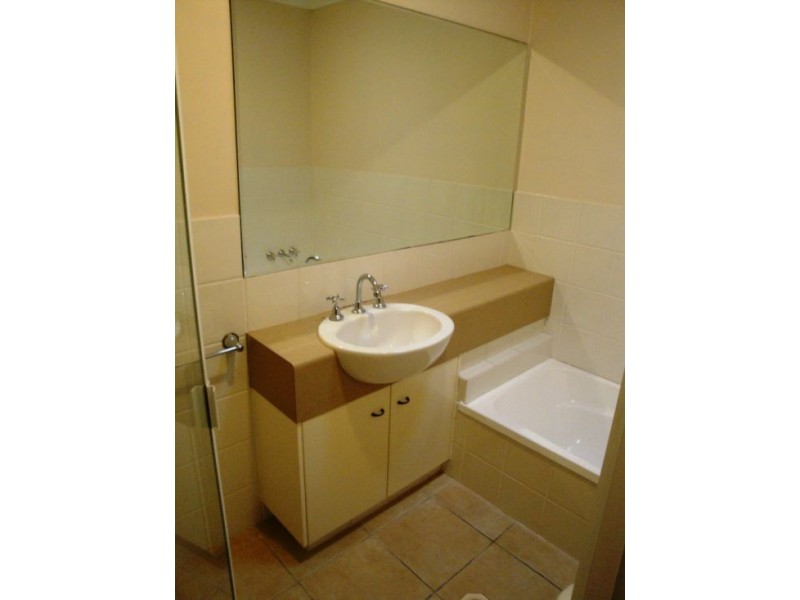 2/127 Eugaree Street, Southport QLD 4215