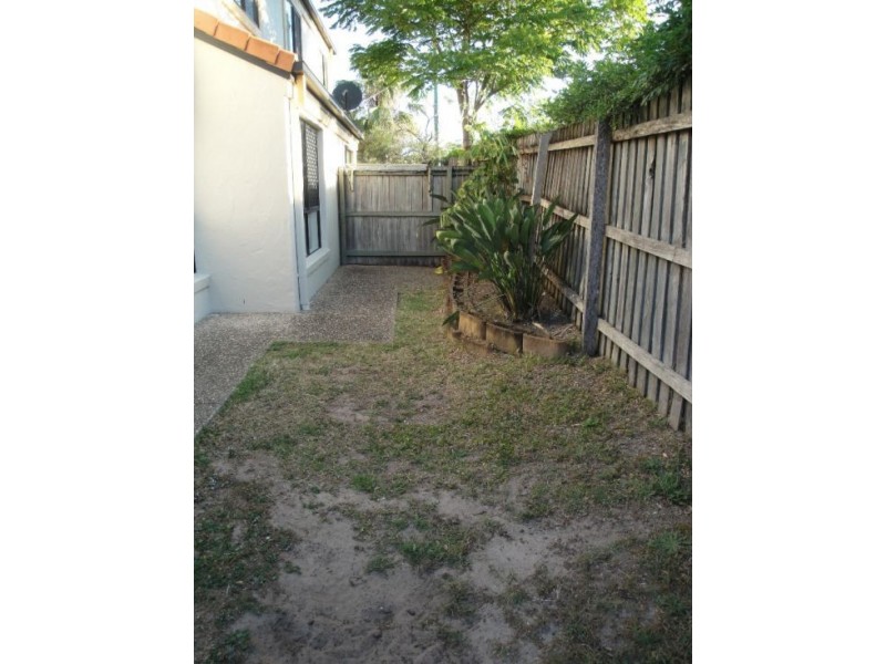 2/127 Eugaree Street, Southport QLD 4215