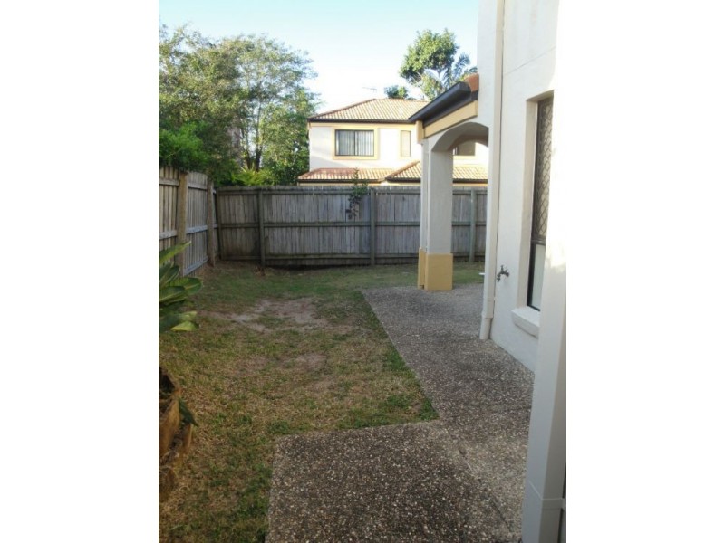 2/127 Eugaree Street, Southport QLD 4215