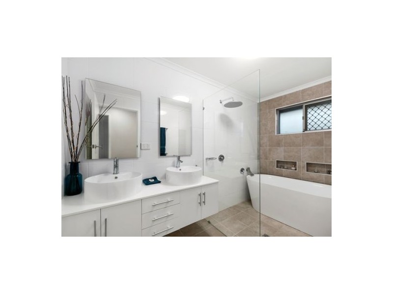 20 Crinum Crescent, Southport QLD 4215