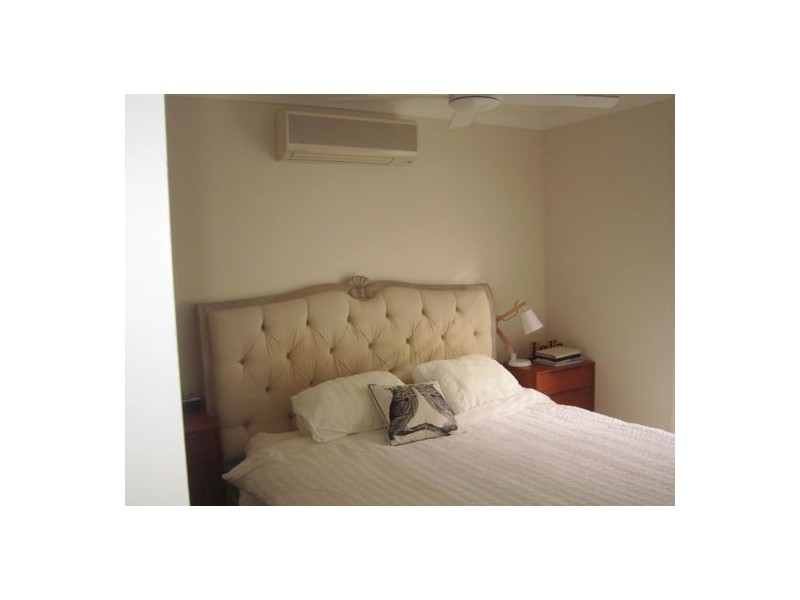 2 Treasure crt, Carrara QLD 4211