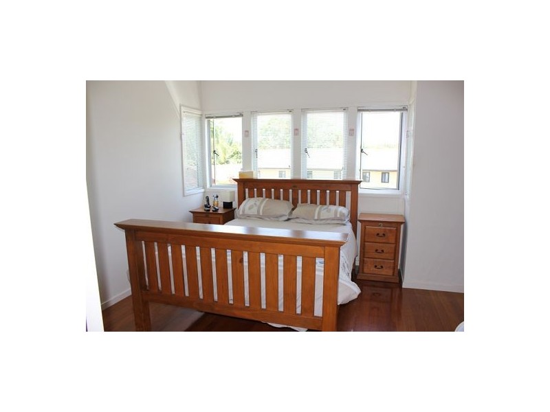 4 Cowderoy Ave, Labrador QLD 4215