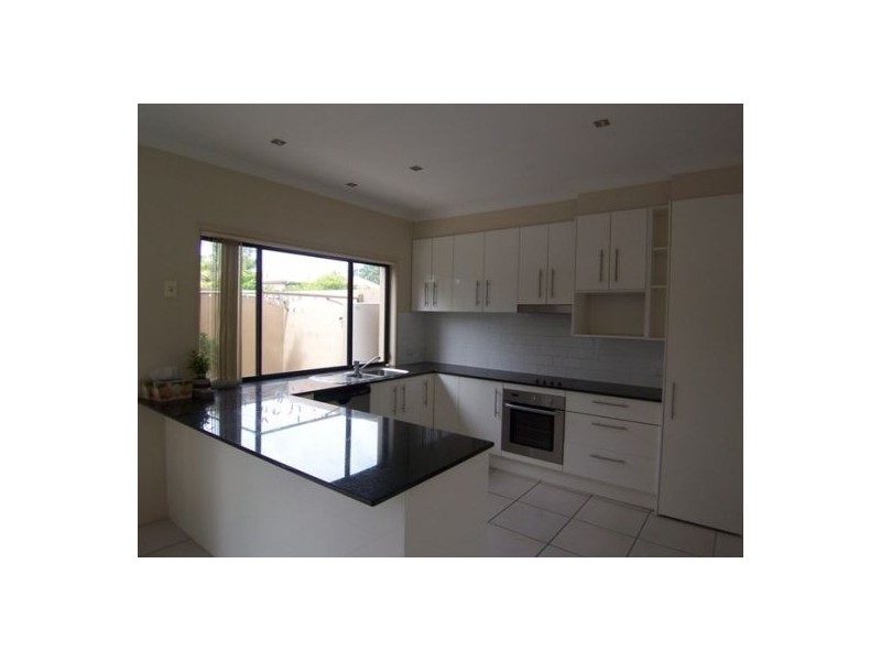 4/33 Harley Street, Labrador QLD 4215