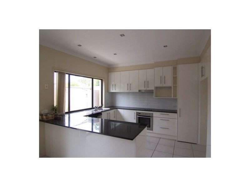 4/33 Harley Street, Labrador QLD 4215