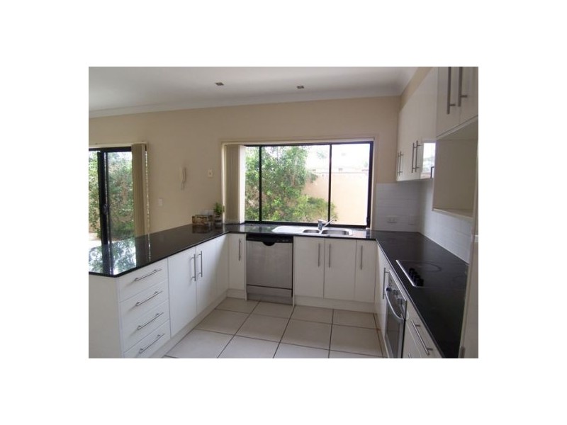 4/33 Harley Street, Labrador QLD 4215