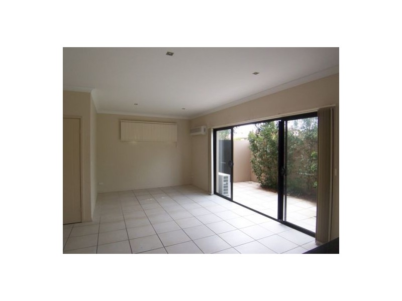 4/33 Harley Street, Labrador QLD 4215