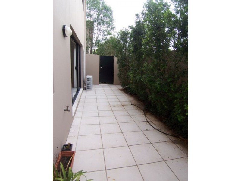 4/33 Harley Street, Labrador QLD 4215