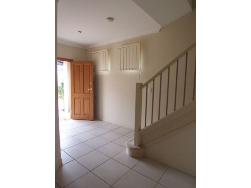 4/33 Harley Street, Labrador QLD 4215