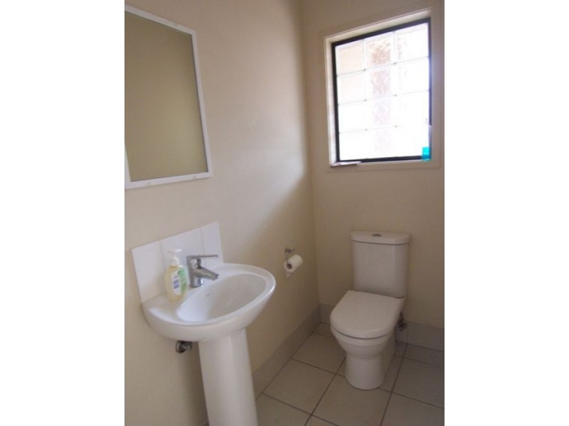 4/33 Harley Street, Labrador QLD 4215