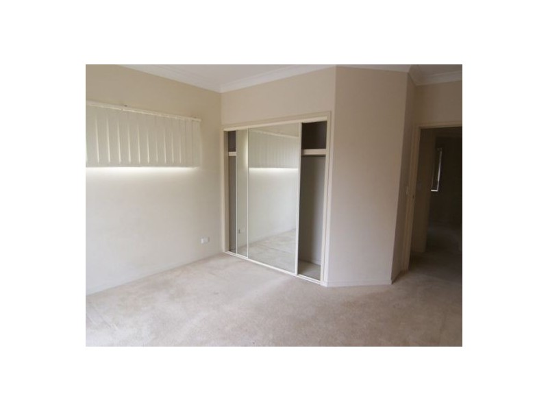 4/33 Harley Street, Labrador QLD 4215