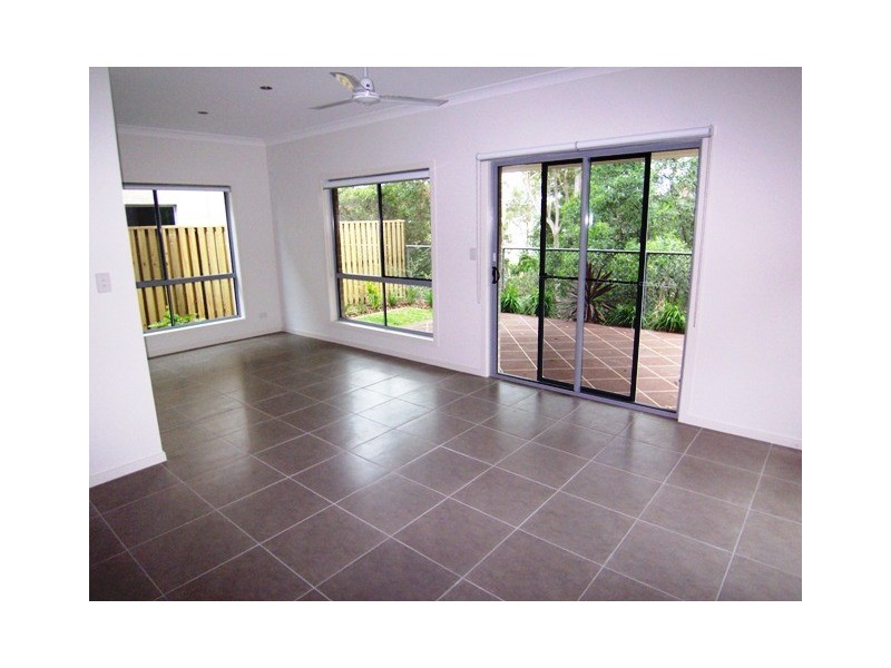 7/16-18  Geoff Wolter Drive West, Molendinar QLD 4214