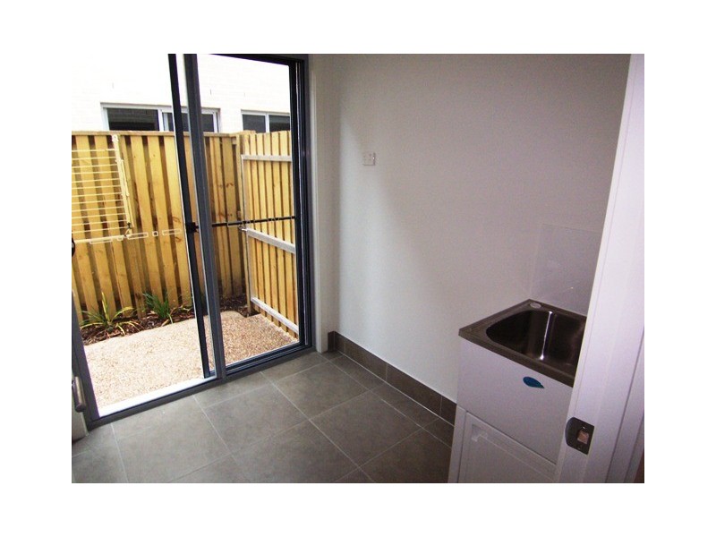 7/16-18  Geoff Wolter Drive West, Molendinar QLD 4214