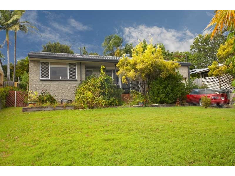 4 Warana Av, Southport QLD 4215