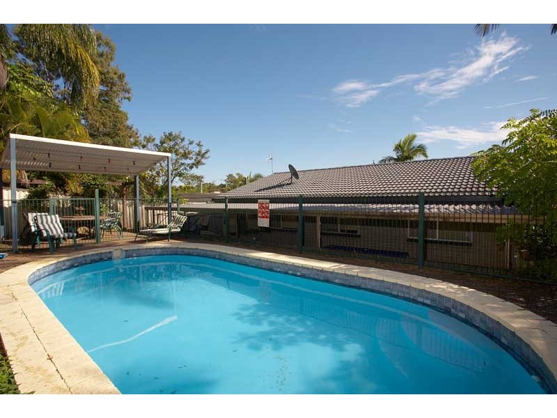 4 Warana Av, Southport QLD 4215