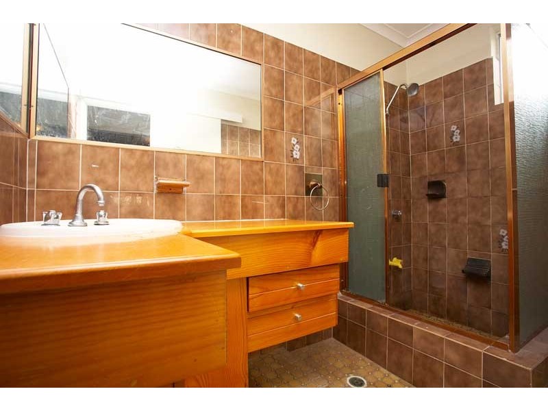 4 Warana Av, Southport QLD 4215